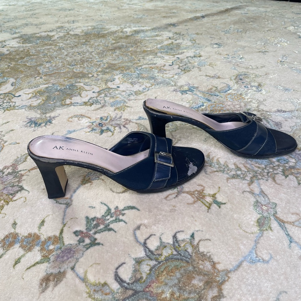 VINTAGE ANNE KLE HEELD SANDEL!! Size 8 Navy with buckle!